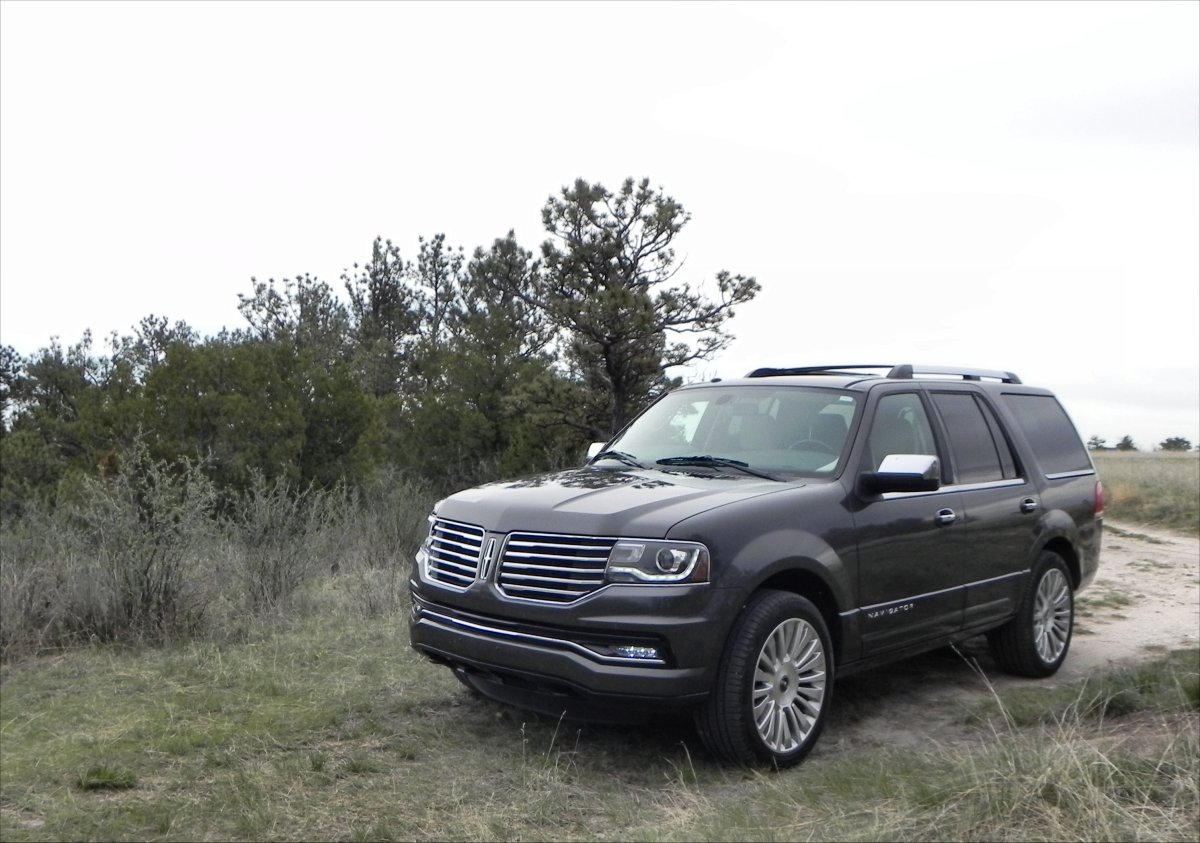 Comparison Lincoln Navigator SUV 2015 vs GMC Yukon XL Denali SUV